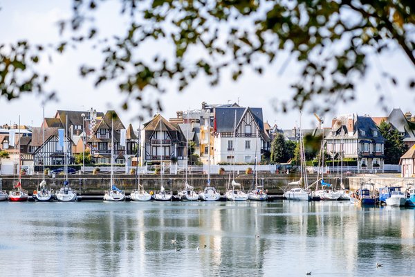 Organiser un enterrement de vie de garçon à Deauville : activités, conseils et idées pour une journée mémorable