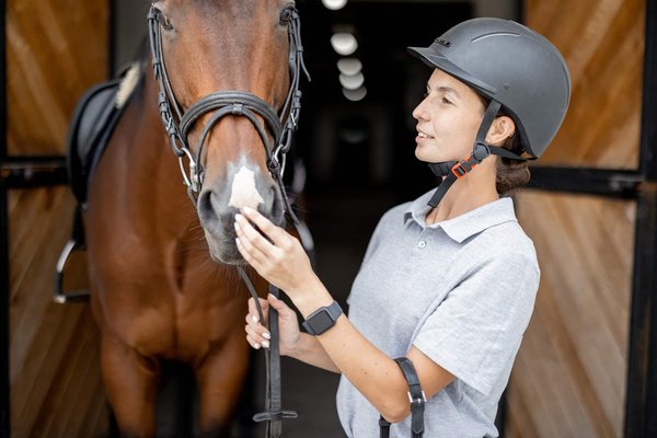 Les 10 Astuces Essentielles pour Améliorer Votre Position à Cheval