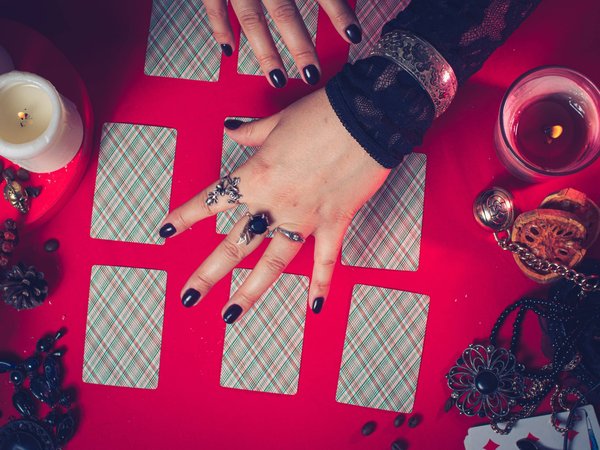 Les pratiques de voyance pure : entre intuition et dons extraordinaires